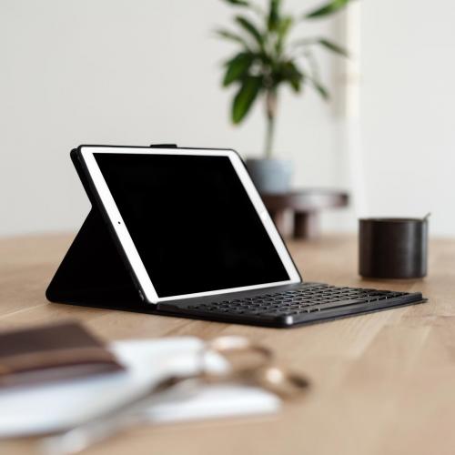 Accezz QWERTY Bluetooth Keyboard Bookcase voor de Samsung Galaxy Tab A7 - Zwart